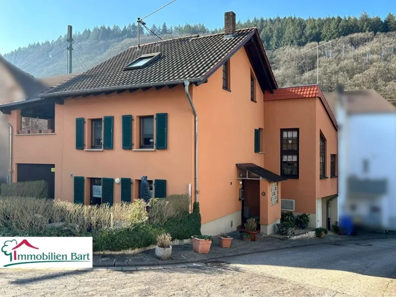 Straßenansicht - Haus kaufen in Mettlach / Saarhölzbach - SAARHÖLZBACH:EINFAMILIENHAUS MIT 124 M² WFL. UND 2 GARAGEN!