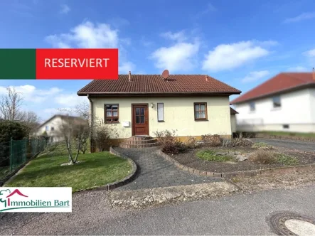 Straßenansicht - Haus kaufen in Mettlach / Weiten - GRENZBEREICH LUXEMBURG:KLEINER BUNGALOW MIT KELLER IN TOP-WOHNLAGE!