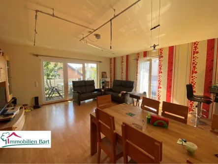 Wohnzimmer - Wohnung kaufen in Perl / Besch - PERL-BESCH: 99 M² WOHNUNG MIT 2 SCHLAFZIMMERN UND BALKON!