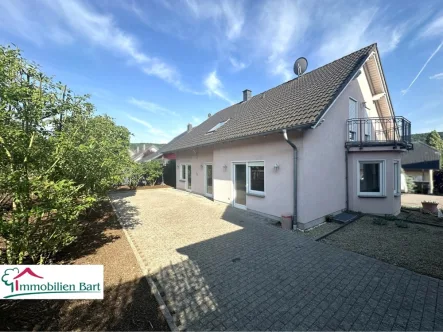 seitliche Rückansicht - Haus kaufen in Perl - GRENZNÄHE LUXEMBURG: WOHNHAUS MIT GARTEN + GR. TERRASSE + GARAGE!