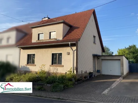 Straßenansicht  - Haus kaufen in Merzig - MERZIG: LESSINGSTRASSE, 1-2 FAMILIENHAUS MIT GARTEN UND GARAGE