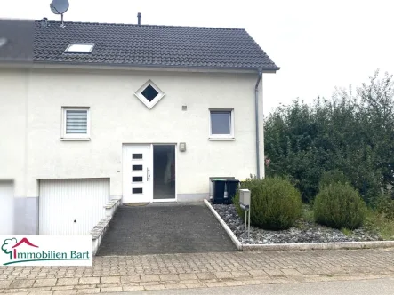 Straßenansicht - Haus kaufen in Perl / Büschdorf - 7 MIN. BIS L-SCHENGEN: GEPFLEGTES WOHNAUS MIT 3 SCHLAFZIMMERN + GARTEN U. GARAGE