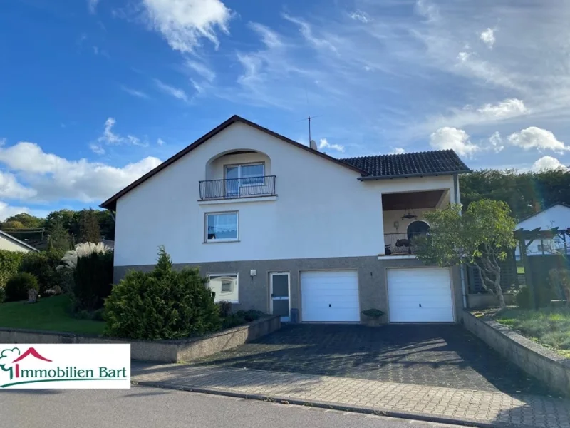 Straßenansicht - Haus kaufen in Perl / Besch - DIREKTE GRENZE LUXEMBURG: WOHNHAUS, 4 SCHLAFZIMMER + 3 BÄDER + 3 GARAGEN IN TOP HÖHENLAGE !