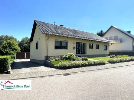 Straßenansicht - Haus kaufen in Perl / Oberleuken - PERL: BESTENS GEPFLEGTES WOHNHAUS MIT ELW, 5 SCHLAFZIMMERN + GARAGEN + TOLLE LAGE !