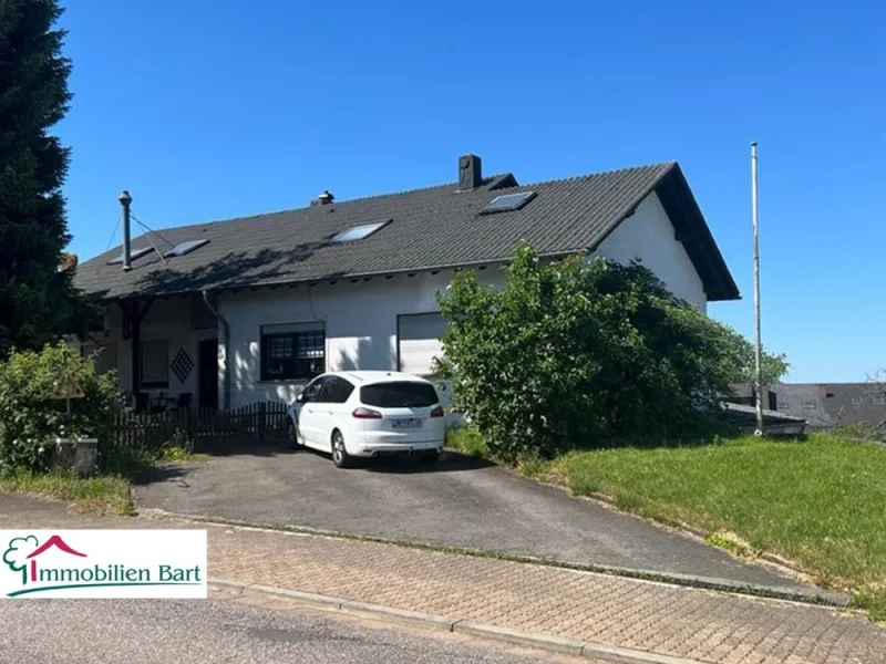 Straßenansicht - Haus kaufen in Mettlach / Weiten - 15 MIN. BIS L-SCHENGEN / REMICH: EINFAMILIENHAUS AUF  EINEM CA. 12 AR GROßEM GRUNDSTÜCK !