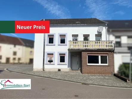 Straßenansicht  - Haus kaufen in Trassem - SAARBURG (TRASSEM): WOHNHAUS MIT 2 WOHNUNGEN