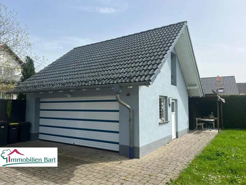 Garage mit Stauraum u. Gartenhaus