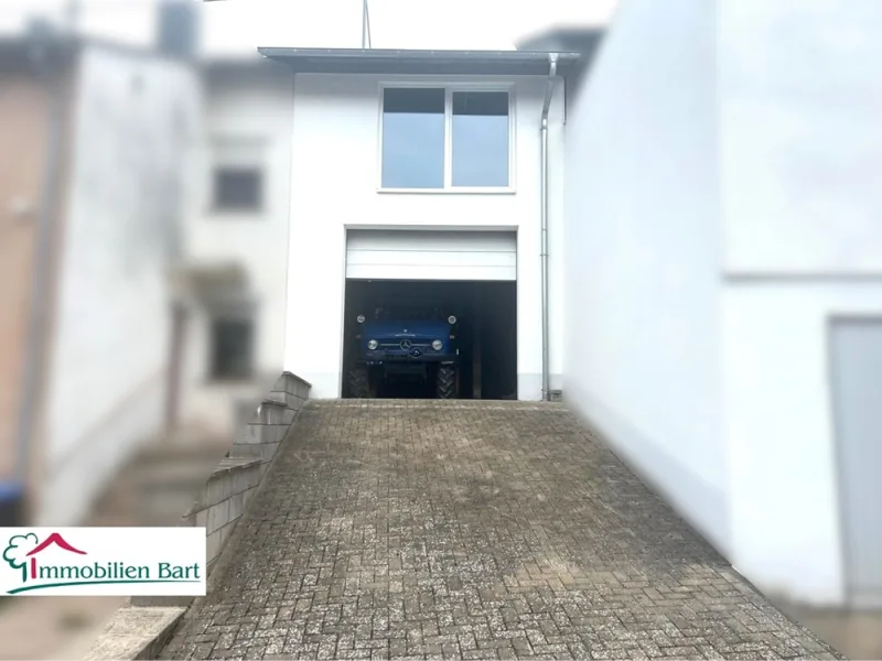 Rückansicht - Haus kaufen in Kastel-Staadt - GROße GARAGE U. WOHNRÄUME IM ROHBAU