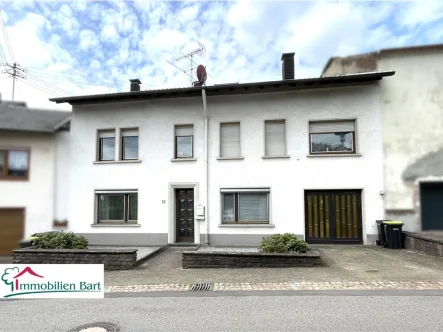 Straßenansicht  - Haus kaufen in Mettlach / Orscholz - ORSCHOLZ / 181 M² WOHNFLÄCHE / 5 SCHLAFZIMMER / GARTEN / GARAGE