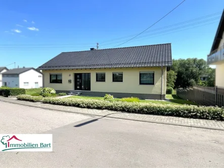 Straßenansicht - Haus kaufen in Perl / Oberleuken - PERL: 184 M² BUNGALOW IN TOP LAGE !