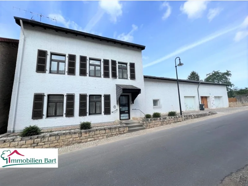 Straßenansicht - Haus kaufen in Perl / Nennig - WOHNHAUS MIT 3 WOHNEINHEITEN, GARTEN UND GARAGE DIREKT AN DER LUX. GRENZE