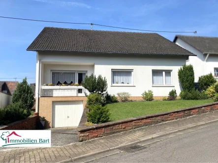 Straßenansicht - Haus kaufen in Mettlach / Keuchingen - GEPFLEGTES 1-2 FAMILIENHAUS IN TOP HÖHENLAGE!