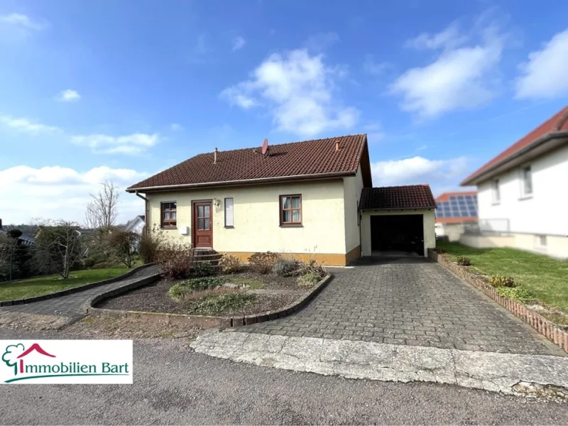 Straßenansicht + Garage - Haus kaufen in Mettlach / Weiten - GRENZBEREICH LUXEMBURG:KLEINER BUNGALOW MIT KELLER IN TOP-WOHNLAGE!