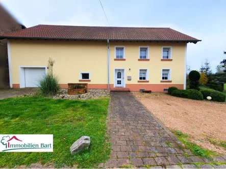 Straßenansicht - Haus kaufen in Wadern - Buweiler - CHARMANTES EINFAMILIENHAUS MIT VIEL PLATZ UND LÄNDLICHEM FLAIR