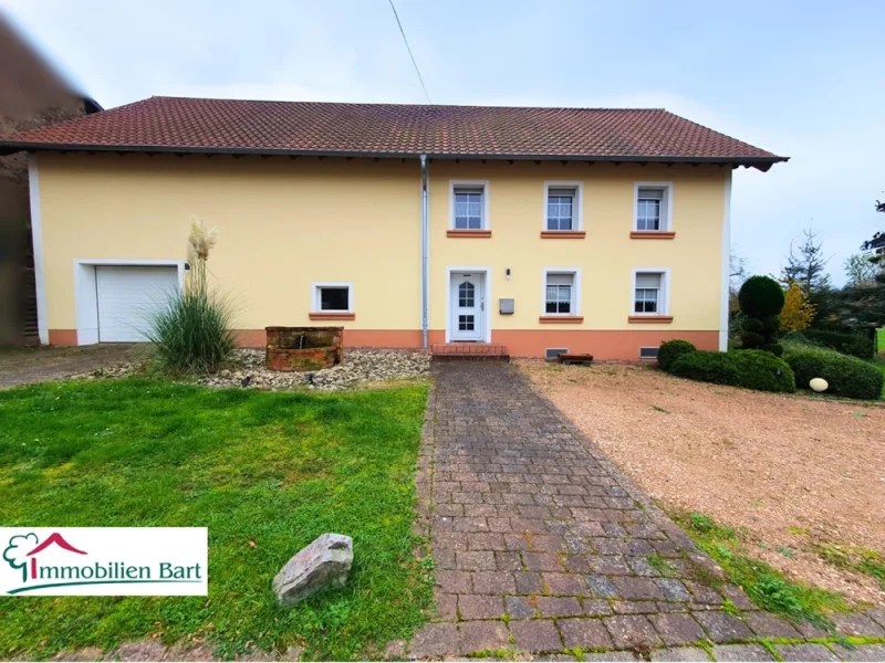 Straßenansicht - Haus kaufen in Wadern - Buweiler - CHARMANTES EINFAMILIENHAUS MIT VIEL PLATZ UND LÄNDLICHEM FLAIR