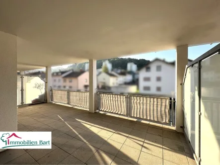 überdachte Loggia - Wohnung mieten in Merzig - GRENZNAH:MODERNE 71 M² WOHNUNG MIT KFZ-STELLPLATZ IN MERZIG !