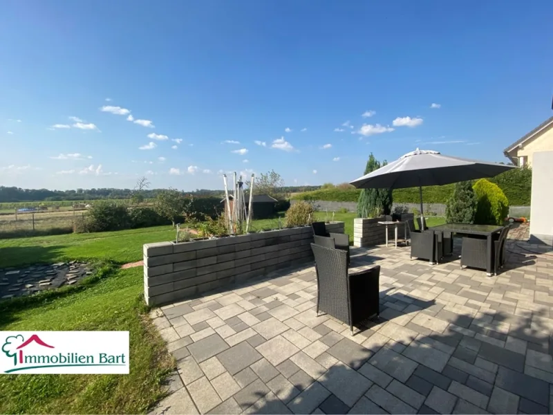 Terrasse mit Blick Richtung Luxemburg - Haus kaufen in Palzem / Kreuzweiler - WOHNHAUS (BJ.2012) IN DIREKTER GRENZNÄHE LUXEMBURG