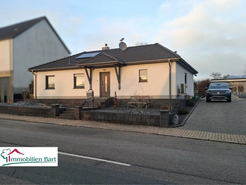 Straßenansicht - Haus kaufen in Mettlach / Weiten - 15 MIN. VON L-REMICH: NEUWERTIGER BUNGALOW MIT TOLLEM FREIZEITGRUNDSTÜCK