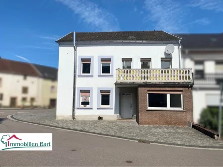 Straßenansicht - Haus kaufen in Trassem - NÄHE SAARBURG: WOHNHAUS MIT 4 SCHLAFZIMMERN / 2 WOHNUNGEN MÖGLICH