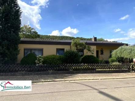 Straßenansicht - Haus kaufen in Merzig - GEPFLEGTER BUNGALOW IN RUHIGER LAGE MIT SICHT INS GRÜNE !