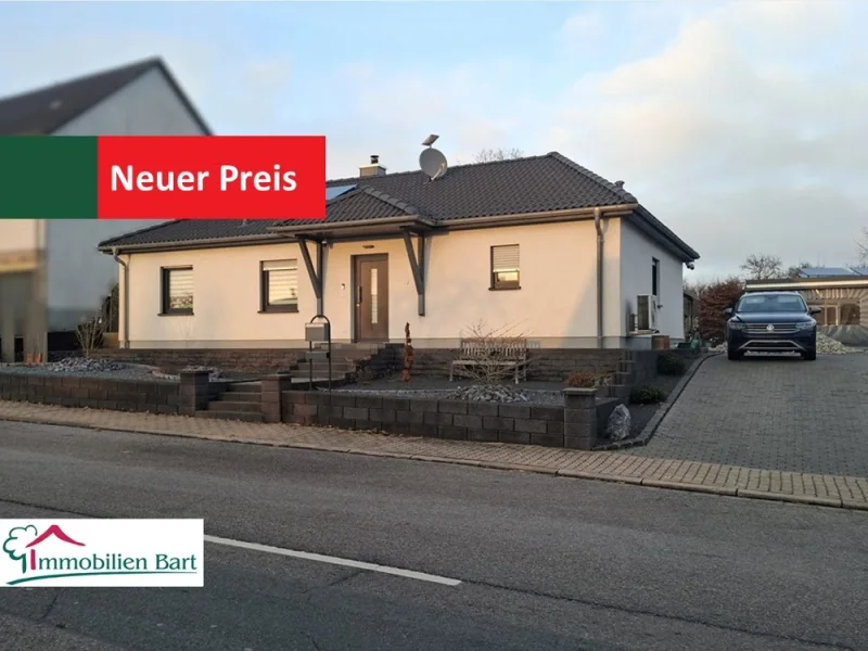 Straßenansicht - Haus kaufen in Mettlach / Weiten - 15 MIN. VON L-REMICH: NEUWERTIGER BUNGALOW MIT TOLLEM GRUNDSTÜCK