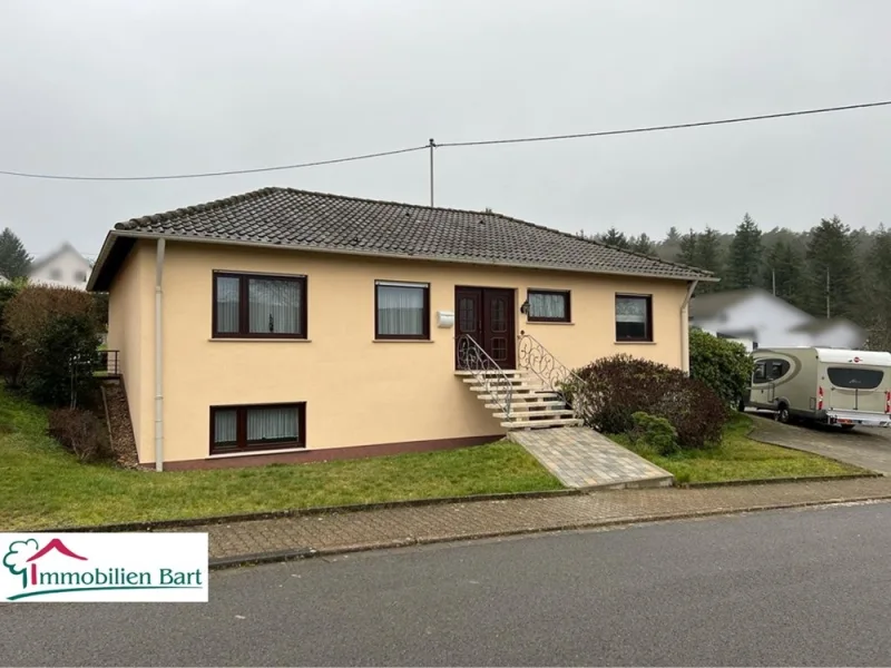 Straßenansicht - Haus kaufen in Mettlach - SOFORT BEZUGSFERTIG: SCHÖNER BUNGALOW (BARRIEREFREI) MIT KL. GEMÜTLICHEM GARTEN