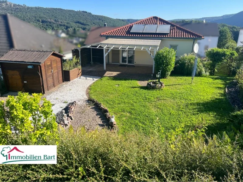 Rückansicht - Haus kaufen in Saarburg - FREISTEHENDES EINFAMILIENHAUS MIT SÜD-TERRASSE, BLICK INS GRÜNE UND VIEL PLATZ