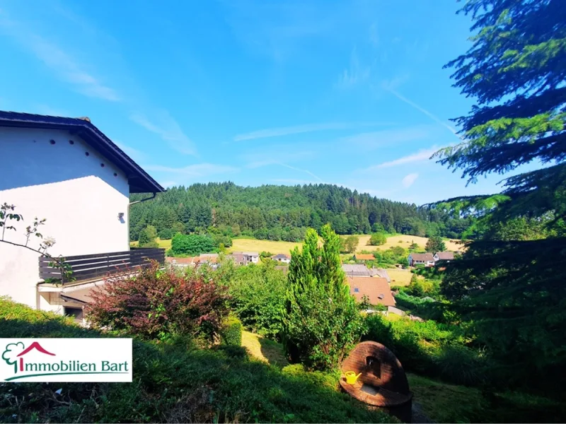 Ausblick Garten - Haus kaufen in Losheim am See / Rimlingen - GERÄUMIGES WOHNHAUS IN RIMLINGEN MIT WALDRANDLAGE UND FERNBLICK!