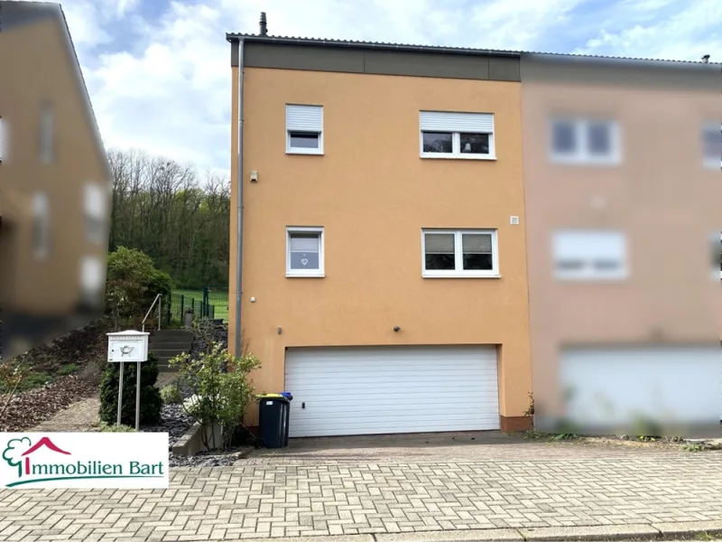 Frontansicht - Haus kaufen in Perl - WOHNHAUS AN DER LUXEMBURGER GRENZE MIT DACHTERRASSE UND BLICK INS GRÜNE