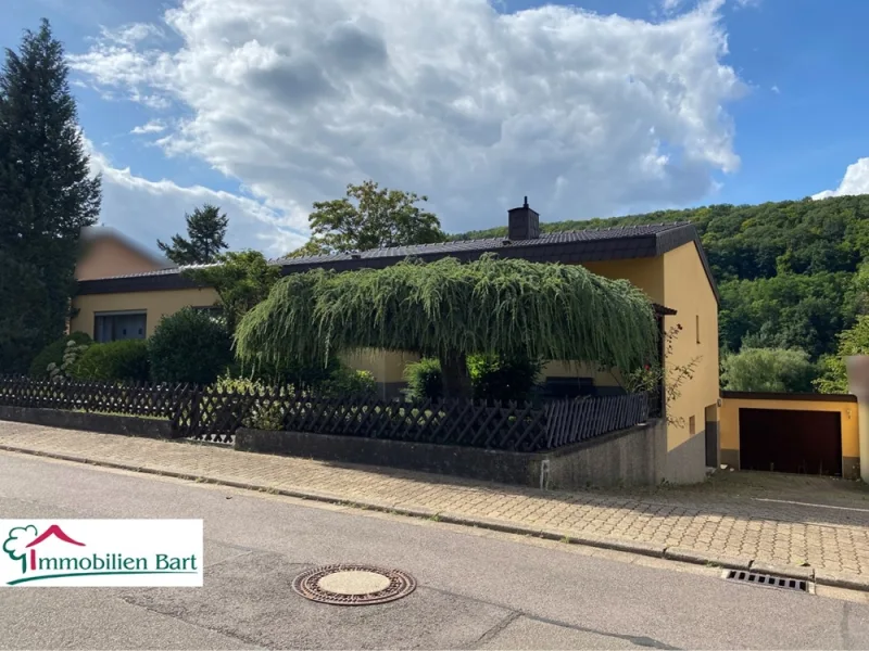 Straßenansicht - Haus kaufen in Merzig - KOMFORTABLER BUNGALOW IN RUHIGER, NATURNAHER LAGE MIT FERNBLICK