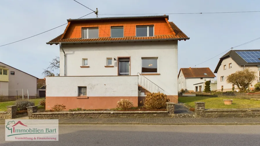 Straßenansicht - Haus kaufen in Mettlach / Orscholz - GEPFLEGTES WOHNHAUS (164 M² WOHNFLÄCHE) IN ORSCHOLZ!