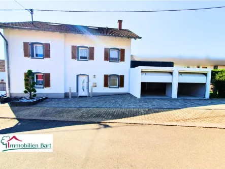 Straßenansicht  - Haus kaufen in Losheim am See / Hausbach - LOSHEIM AM SEE: SEHR GEPFLEGTES 130 M² WOHNHAUS MIT 2 GARAGEN UND GARTEN