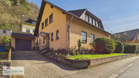 Straßenansicht - Haus kaufen in Mettlach-Saarhölzbach - NATUR PUR! GEPFLEGTES 163 M² WOHNHAUS IN SONNIGER LAGE!