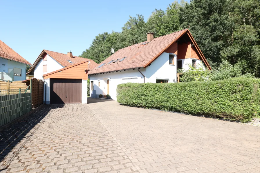 Einfahrt - Haus kaufen in Queidersbach - Reserviert-Charmantes Einfamilienhaus in Queidersbach - Naturnahes Wohnen zum Verlieben!