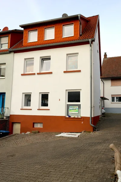 Front - Haus kaufen in Rothselberg - Renoviertes Einfamilienhaus mit Garten und Balkon