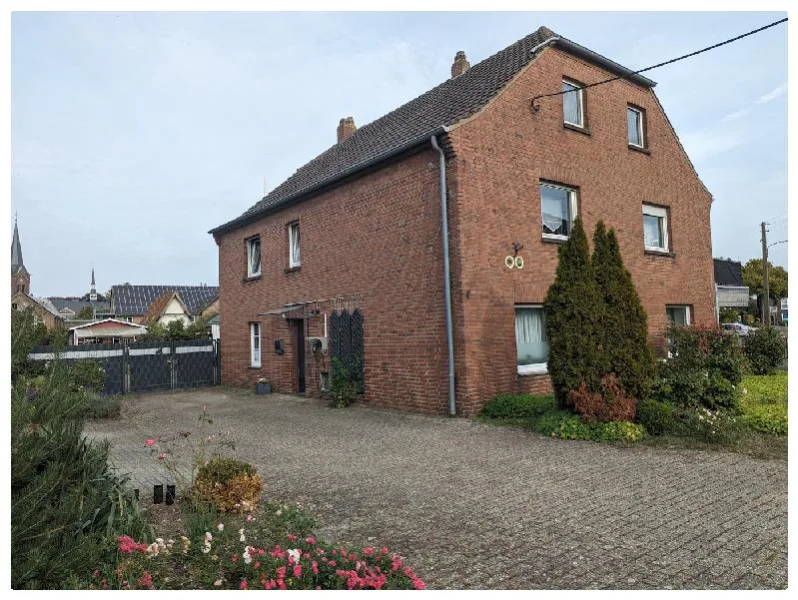 Frontansicht - Haus kaufen in Xanten - Viel Platz für zwei Generationen auf großem Grundstück in Xanten-Marienbaum