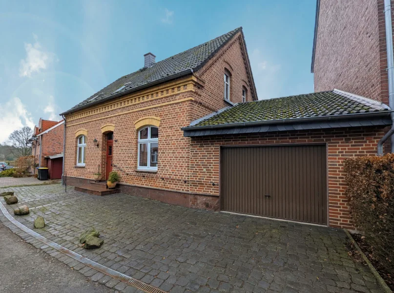 Frontansicht mit Garage - Haus kaufen in Wesel - -Provisionsfrei- Stadthaus mit Landhauscharme in Wesel