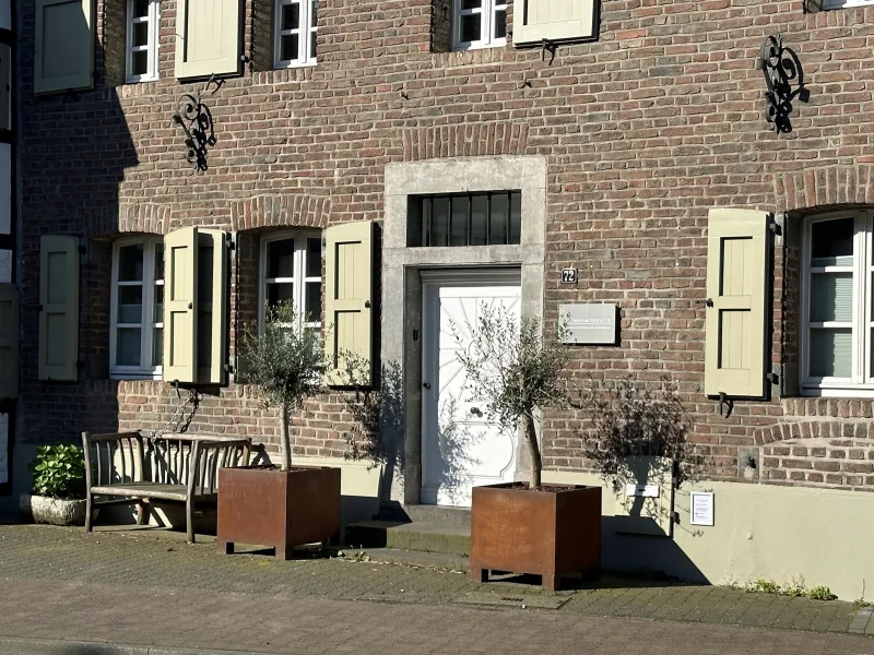 Hauseingang - Büro/Praxis kaufen in Meerbusch - Denkmalgeschütztes Atelier als Praxis oder Office in Meerbusch-Büderich!