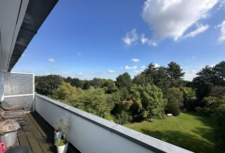 Balkon mit Aussicht in die Gärten - Wohnung mieten in Düsseldorf - 2-Zi.-DG-Wohnung mit Wohnküche + EBK und Balkon in D´Dorf-Lohausen!