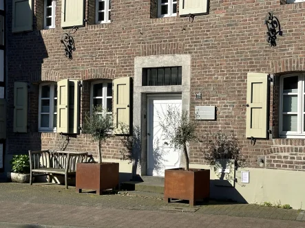 Eingang aussen - Sonstige Immobilie kaufen in Meerbusch - Moderne trifft Denkmal! Bürohaus in Meerbusch-Büderich!