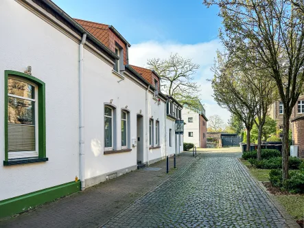 Strassenansicht - Haus kaufen in Meerbusch - Stadthaus mit Loft-charakter im Herzen von Meerbusch-Osterath!