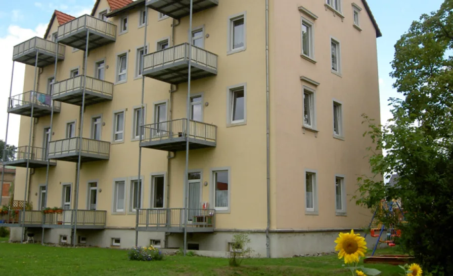 Ansicht von hinten - Wohnung mieten in Radeberg - Wohnung mit großem Balkon in Südwestlage