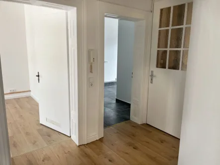 Flur - Wohnung mieten in Wiesbaden - Renovierte Zweizimmerwohnung mitten in der City!