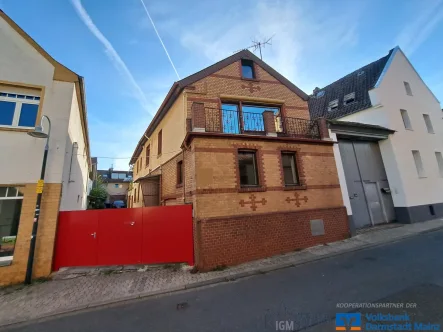 Hofeinfahrt - Haus kaufen in Mainz-Bretzenheim - KAUF: Mainz-Bretzenheim, Einfamilienhaus mit viel Platz und zwei Garagen