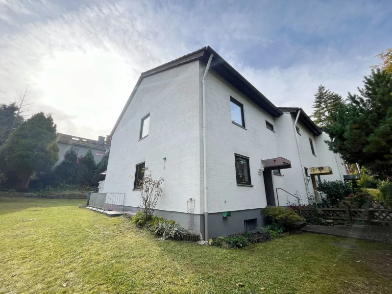 Hausansicht - Haus kaufen in Mainz-Finthen - Großes Reihenendhaus mit Süd-Garten und Garage in Mainz-Finthen