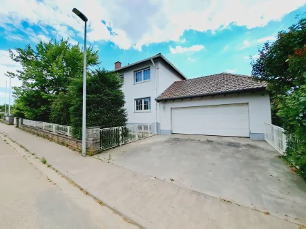 Außanansicht seitlich - Haus kaufen in Saulheim - Saulheim, großes Einfamilienhaus mit Südwest-Garten, Pool und imposanter Garage