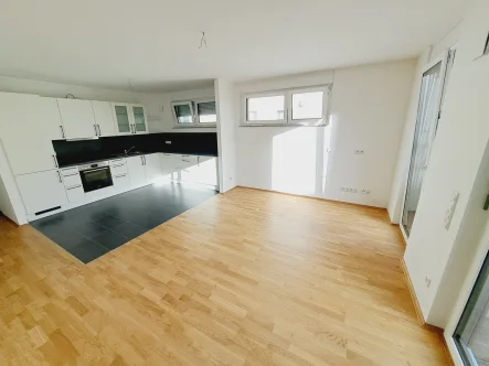 Wohn-und Esszimmer mit EBK - Wohnung mieten in Mainz-Hechtsheim - Neuwertige 3-Zimmer-Wohnung mit Terrasse, EBK, Tageslichtbad, Gäste-WC und TG-Stellplatz ab sofort!