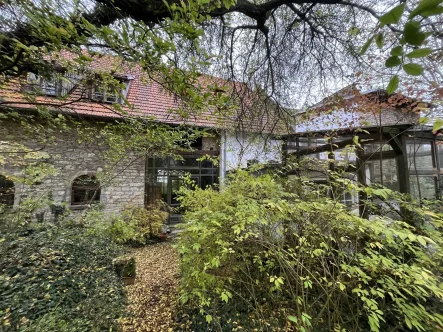 Außenansicht - Haus kaufen in Undenheim - Denkmalgeschützte Doppelhaushälfte mit riesigem Garten in Undenheim