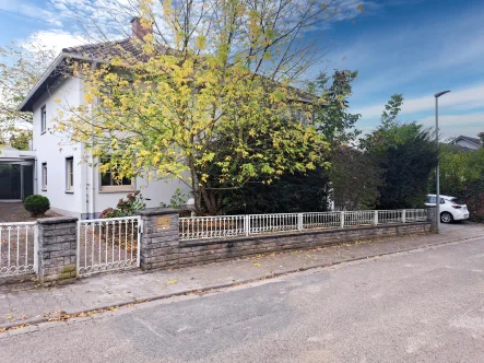 Hausansicht - Haus kaufen in Saulheim - Traumhaus in Saulheim: Großes Einfamilienhaus mit Südwest-Garten, Garage – Sanierungsbedarf