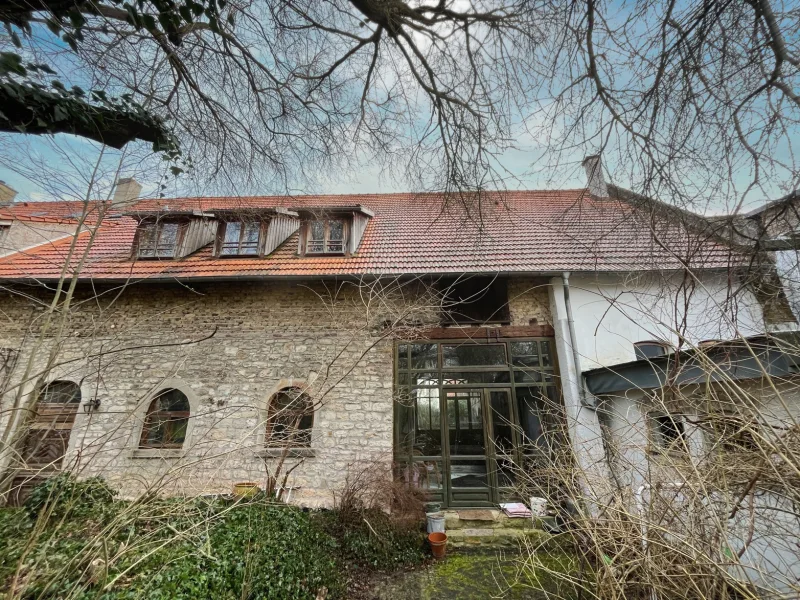 Hausansicht  - Haus kaufen in Undenheim - KAUF: Doppelhaushälfte unter Denkmalschutz mit Gartenoase und viel Potenzial in Undenheim!